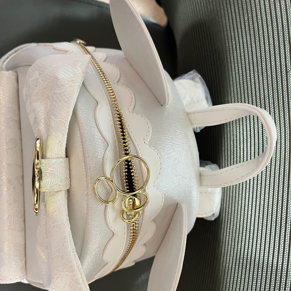 White lace loungefly backpack - Picture 3 of 4